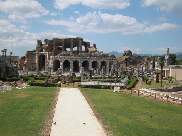Capua gdzie znajdują się ruiny drugiego pod względem wielkości amfiteatru we Włoszech. #Campania #Neapol #Włochy