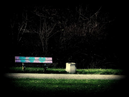 Park Centralny w Świdnicy - kolejna gustowna ławeczka, ozdobiona sprayowymi serduszkami... #DolnyŚląsk #park #ParkCentralnyWŚwidnicy #Świdnica