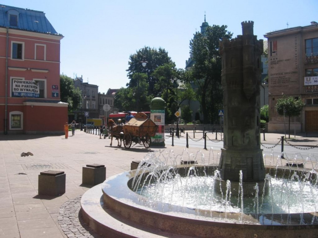 Plac Wolności -fontanna replika przedwojennej stojącej na tym miejscu wieży ciśnień