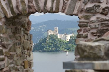 Czorsztyn%2C+zamek+w+Pieninach+nad+Dunajcem. #Czorsztyn