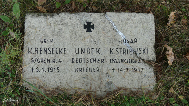 Cmentarz wojenny - Zlokalizowany na południe od miejscowości, na niewielkim wzniesieniu, nad jeziorem. Pochowano tu 344 żołnierzy armii niemieckiej i 234 żołnierzy armii rosyjskiej poległych w 1914 r #Węgorzewo