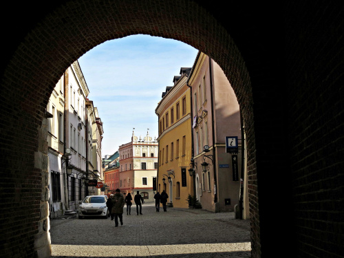 Widok z Bramy Krakowskiej na ulicę Bramową .
