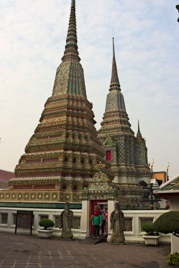 Stupy w Wat Pho - swiatyni odpoczywajacego Buddy #azja #podróże #tajlandia #buddyzm #budda #WatPho