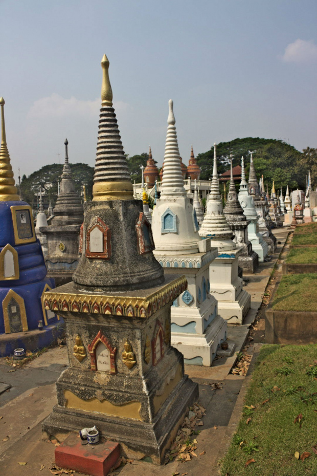 Chiński cmentarz w Kanchanaburi #kwai #birma #muzeum #tajlandia #azja #Kanchanaburi #cmentarz