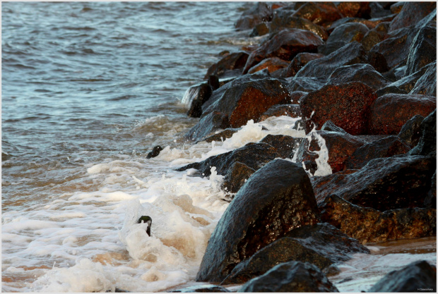 Fale rozbijając się o kamienie przybierają różne kształty ... tym razem karnawałowo :) #Kołobrzeg #plaża #karnawał #taniec #kamienie #fala