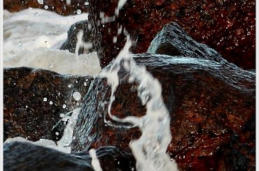 Fale rozbijając się o kamienie przybierają różne kształty ...dobra, czy zła wróżka ? :) #Kołobrzeg #plaża #karnawał #taniec #kamienie #fala