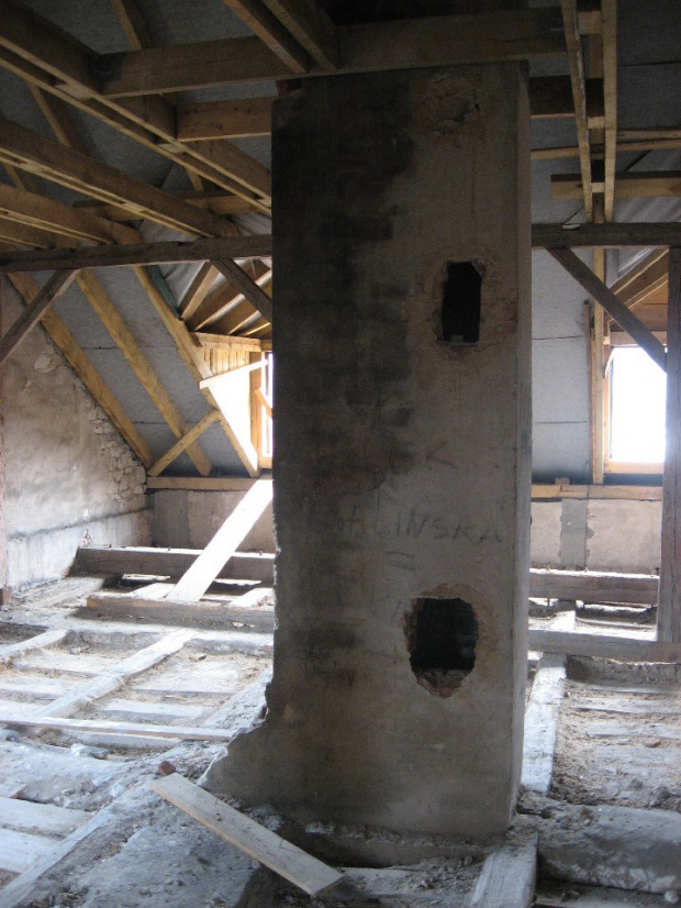 Budynek piętrowy w Michalowie, odcinek komina na strychu #Michalów