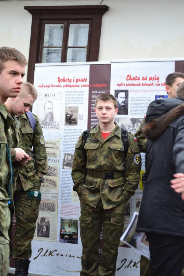 6 marca w Zespole Szkół w Sobieszynie-Brzozowej odbyła się plenerowa prezentacja wystawy J.I. Kraszewskiego żywot i sprawy połączona z inauguiracją projektu Stara baśń o Nieprzespanych nocach i Kołku w płocie- fot. Klaudia Grabowska (KOMETA)