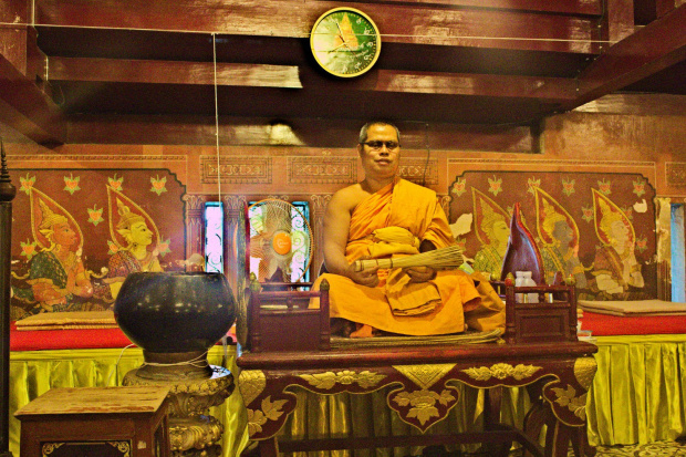 Mnich buddyjski w świątyni Wat Phra Si Rattana Mahathat #Phitsanulok #tajlandia #budda #świątynia #mnich