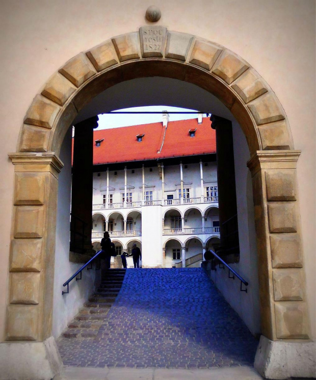 KRAKÓW-WEJŚCIE NA DZIEDZINIEC