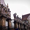 KRAKÓW-figury znajdujące się przed kościołem Piotra i Pawła..