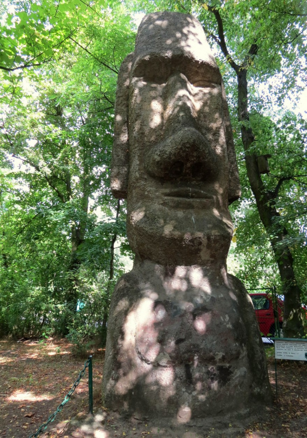 Naturalnej wielkości replika posągu Moai z Wyspy Wielkanocnej wykuta w kamieniu.
