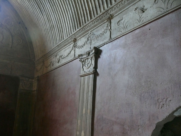 Ściany calidarium obiega fryz stiukowy #Campania #Neapol #Włochy