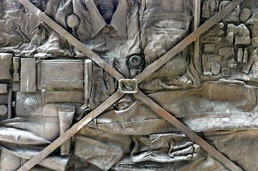 Krasnale Dworcowe - SIEDZĄCY NA WALIZCE ( zawartość walizki) - Dworzec Główny, ul. Piłsudskiego 105 #Wrocław #Krasnale #DworzecGłówny #WrocławskieKrasnale