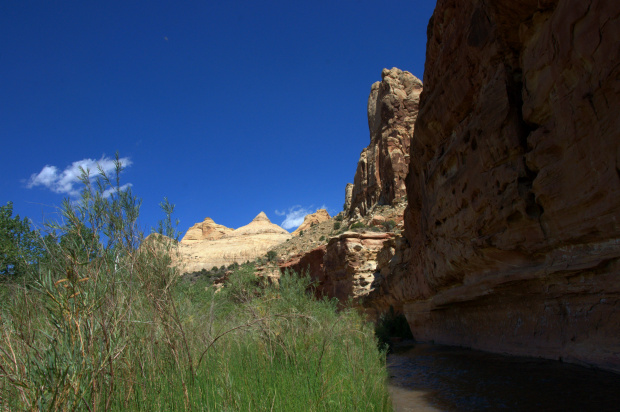 40. Przejazd przez część główną parku narodowego Capitol Reef - skały nad rzeką Fremont