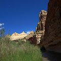 40. Przejazd przez część główną parku narodowego Capitol Reef - skały nad rzeką Fremont