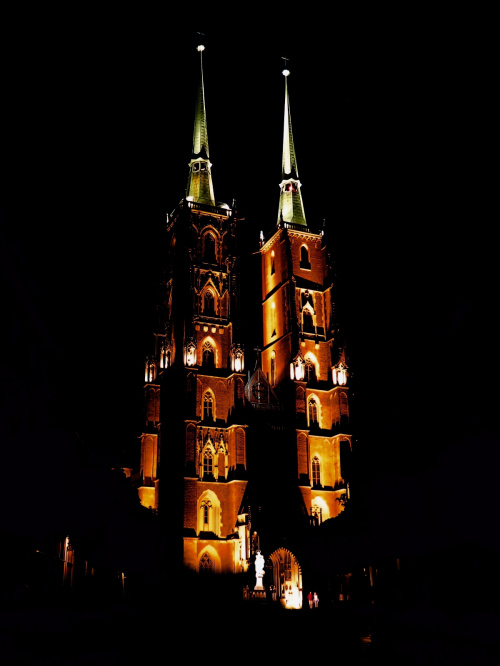 Wrocław - Wieże zachodnie Katedry w nocnej iluminacji