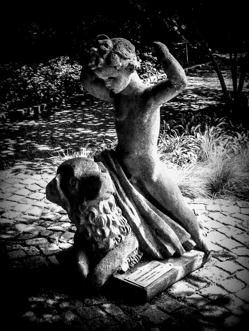 "Krzyś Grosse na Tartarze "- Rzeźba w ogrodzie Botanicznym we Wrocławiu