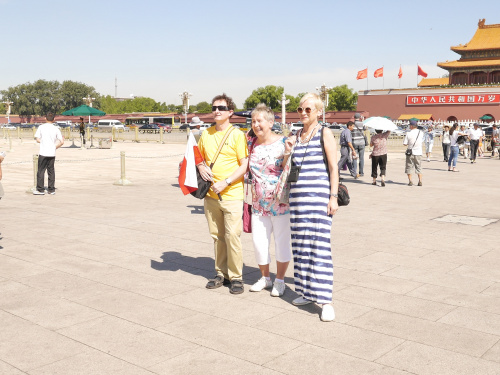 Przewodnik, Marysia i ja przed wejściem do Zakazanego Miasta w Pekinie #Chiny