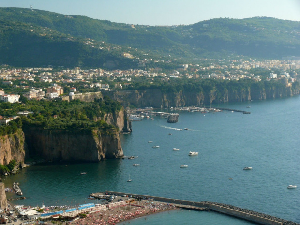 Oaza schodzących ku morzu wsi, cytrynowych gajów, strzelistych urwisk #Campania #Neapol #Włochy #WybrzeżeAmalfii