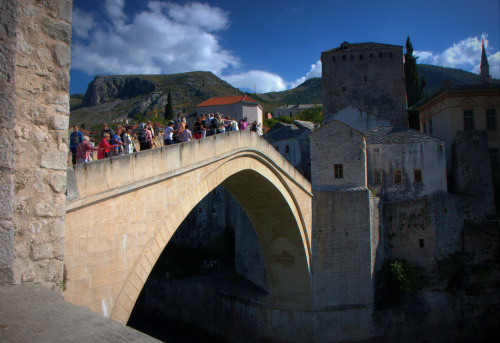 Bośnia - Mostar. Most łączący część muzułmańską i chrześcijańską