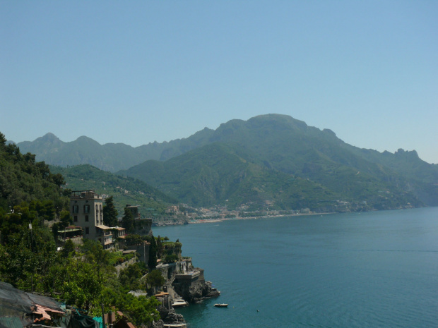 Vietri sul Mare położone jest nieopodal Salerno, gdzie zaczyna się piękny szlak #Campania #Neapol #Włochy #WybrzeżeAmalfii