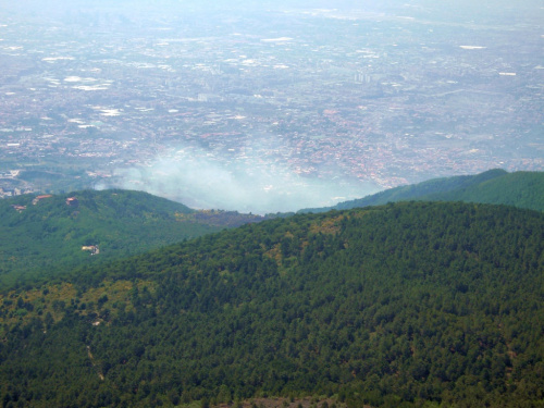 Z zbocza Wezuwiusza unosiły się smugi dymu #Campania #Neapol #Wezuwiusz #Włochy