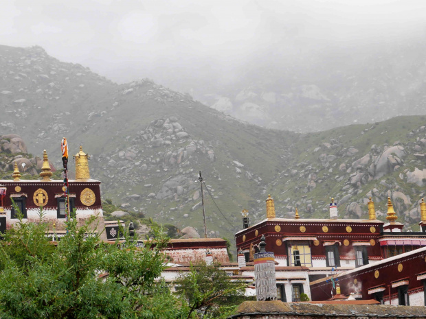 Na dachu świątyni Jokhang w centrum Lhasy