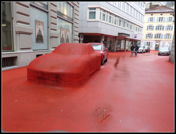 zle zaparkowalam i auto poczerwienialo ze zlosci-----a tak naprawde to ta czerwienia pokryta jest uica,lawki-----www.bryla.pl/bryla/1,85299,5361006,Miejski-salon-w-St-Gallen.html #architektura