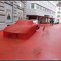 zle zaparkowalam i auto poczerwienialo ze zlosci-----a tak naprawde to ta czerwienia pokryta jest uica,lawki-----www.bryla.pl/bryla/1,85299,5361006,Miejski-salon-w-St-Gallen.html #architektura