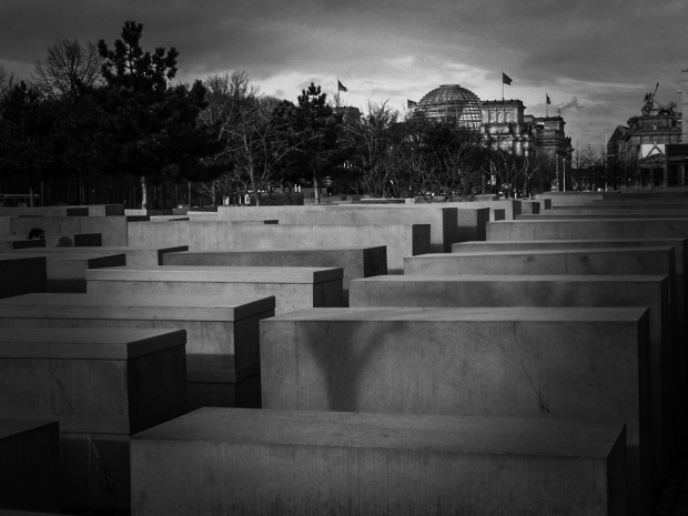 Berlin - Holocaust Memorial - Pomnik Pomordowanych Żydów Europy (niem. Denkmal für die ermordeten Juden Europas lub krócej Holocaust-Mahnmal) ? pomnik upamiętniający zagładę Żydów podczas II wojny światowej. Pomnik, według projektu Petera Eisenmana, zo...