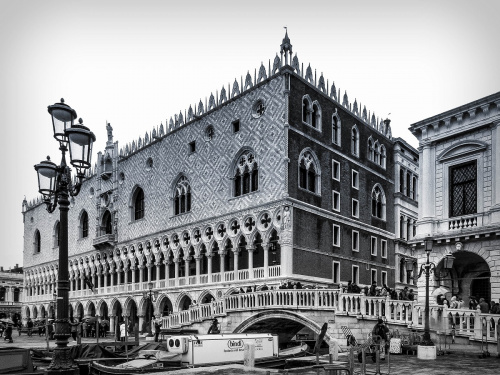 Wenecja - Pałac Dożów ( Palazzo Ducale),gotycka siedziba władców i rządu Wenecji. Mieściła się tu także tajna policja, więzienie, sale tortur i sąd najwyższy oraz inne instytucje administracyjne.