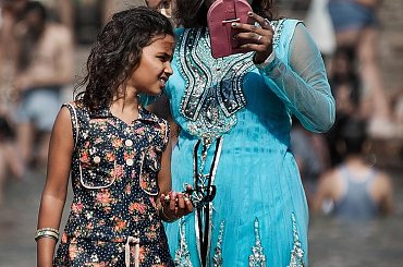 Gdziekolwiek na świecie, kobieta musi być w posiadaniu drobiazgów:) #Indie #kultura #ludzie