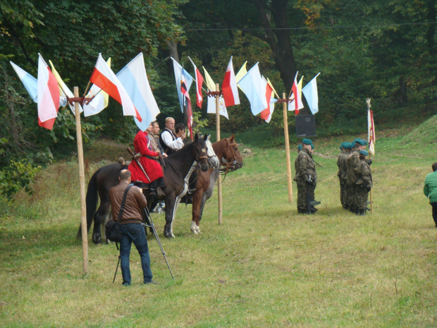 Widok na konnych i szpaler żołnierski