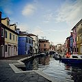 Burano – włoska wyspa położona na Lagunie Weneckiej (od Wenecji o około 7 km), słynna dzięki kolorowym domom i koronkowym wyrobom.