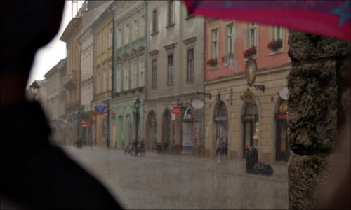 Deszcz wcisnął nas w spory tłum pod bramą; ulice, jak widać opustoszały. Próbowałam sfotografować w tym tłumie ulewę, stąd osoba po lewej, kawałek parasolki po prawej :)
