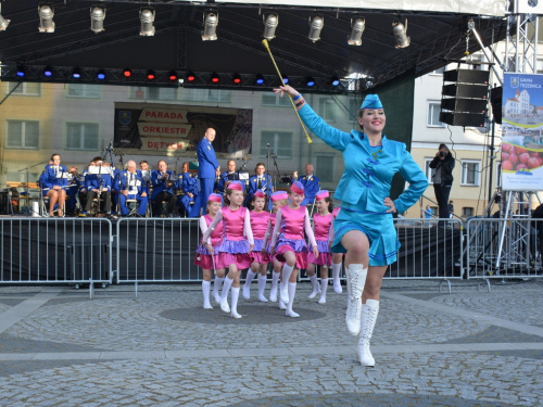Parada Orkiestr Dętych w Trzebnicy - 17.05.2015 - formacja taneczno-marszowa Mażoretki AIDA