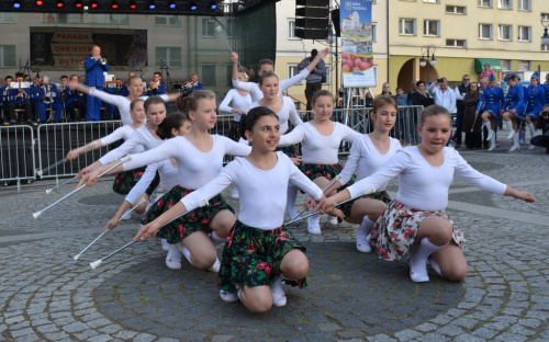 Parada Orkiestr Dętych w Trzebnicy - 17.05.2015 - formacja taneczno-marszowa Mażoretki AIDA