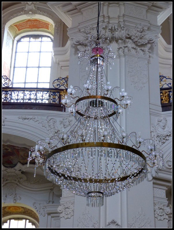Krzeszów-cudowny,mieniący sie barwami,kryształowy żyrandol. #Krzeszów