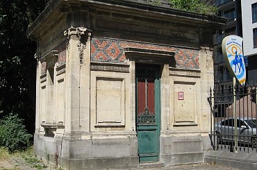 Dawne dozorcówki przy wejściu do parku Cinquantenaire #Bruksela