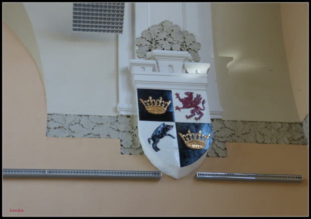 Herb miasta Świdnicy na ścianie dworca