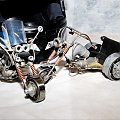 Zrobiony przeze mnie własnoręcznie - materiał to śrubki, blaszki, kształtki hydrauliczne, druty, itp., materiał, który zalega regały każdego majsterkowicza