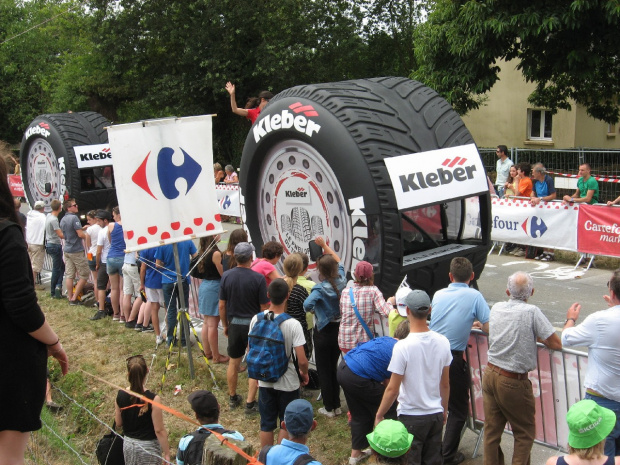 Przed wyścigiem prezentacje sponsorów #Tour de #France #Plumelec